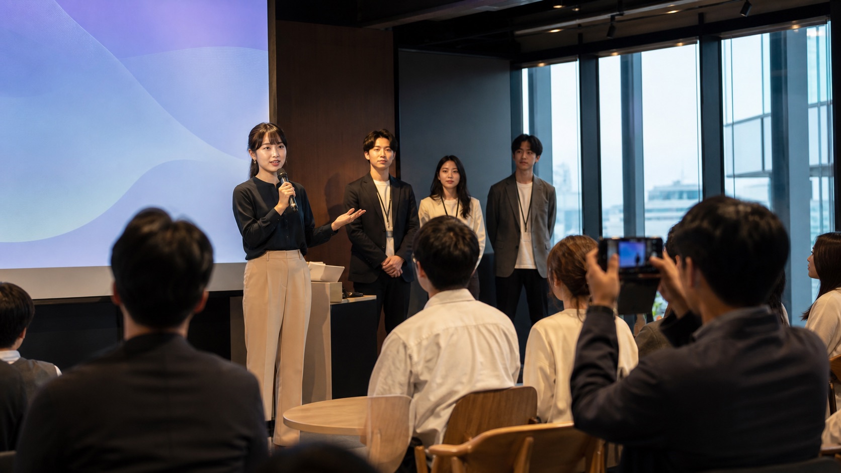企業社員と学生の前で事業提案を発表する学生チーム